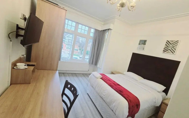 OYO Kingswood Hotel