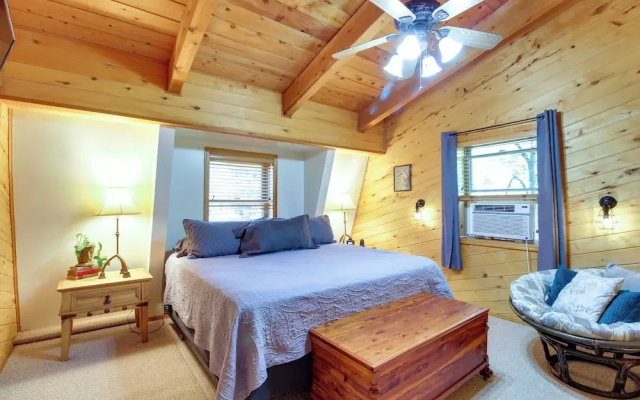 Hot Tub + Decks: Sherwood Forest Cabin