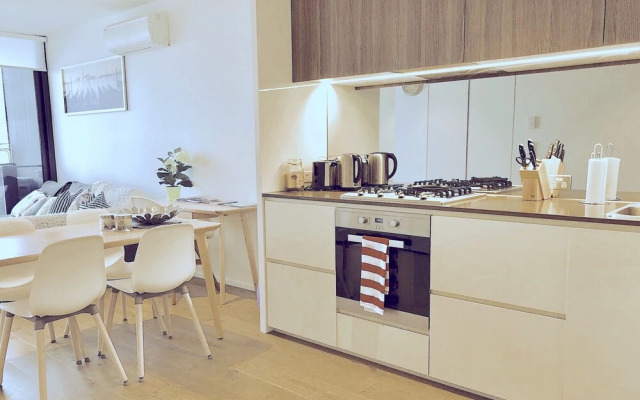 Brilliant Victoria Harbour Waterfront Apartment