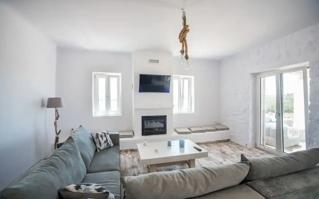 Fabulous pool villa near the beach by VillaRentalsgr