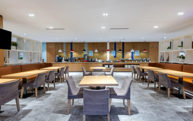 Holiday Inn Express Shanghai Pujiang by IHG