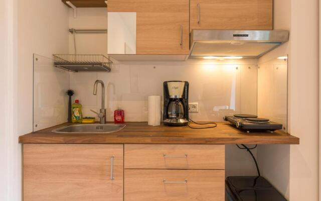 (left) Garden Suite in Villa near TUe and Centre