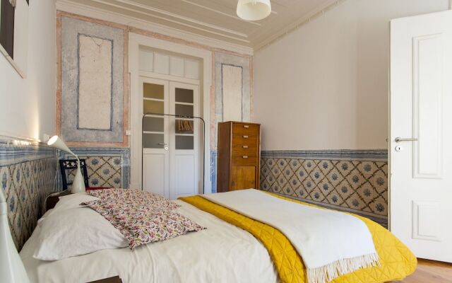 ALTIDO Classic 3BR home w/workspace in Chiado, 2mins from Baixa-Chiado subway