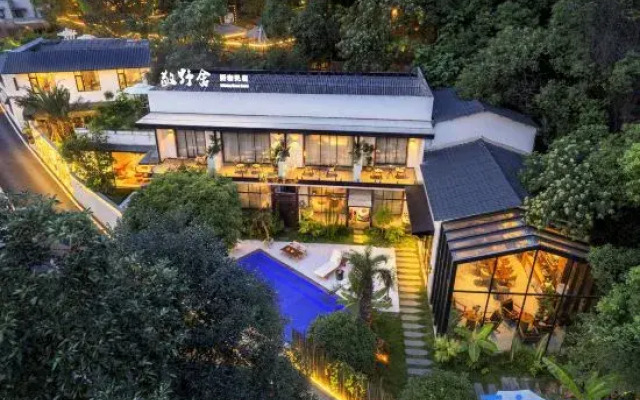 Shining moon hotel