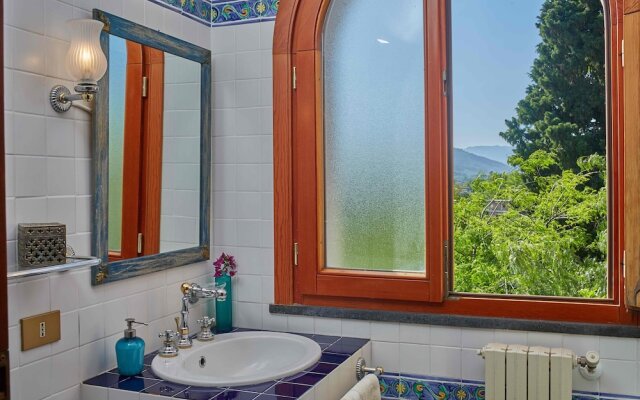 Stunning Villa With Private Pool Chlorine-free and Jacuzzi