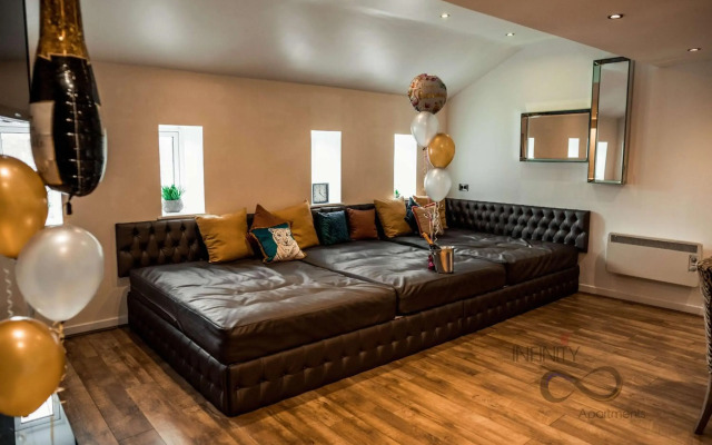 Liverpool Party Pads The Famous 8