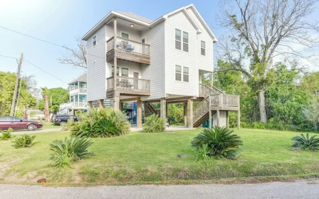 Seabrook Getaway w/ Balconies & Bay Views!