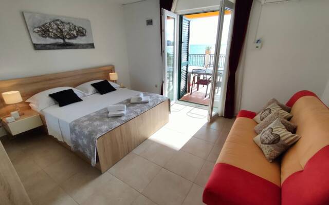 A1 Beachfront apt With big Terrace and sea View