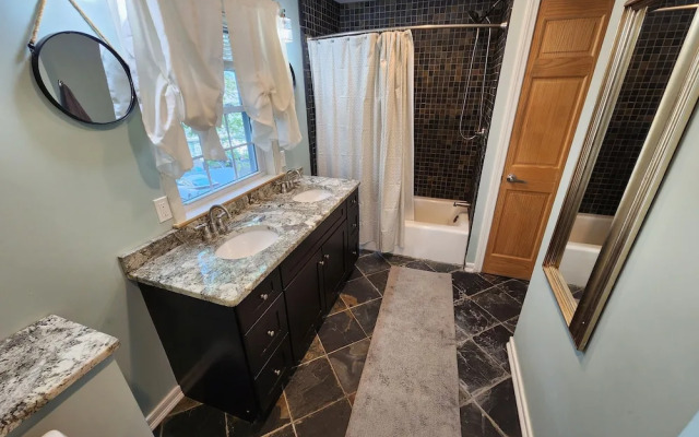 Marblehead Oasis 3 Bedroom Townhouse by RedAwning