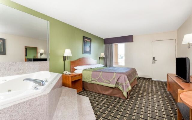 Super 8 Motel - Forsyth