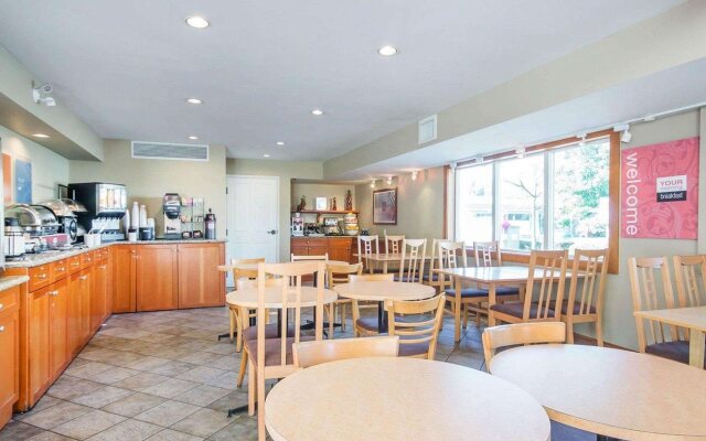 Econo Lodge Inn & Suites