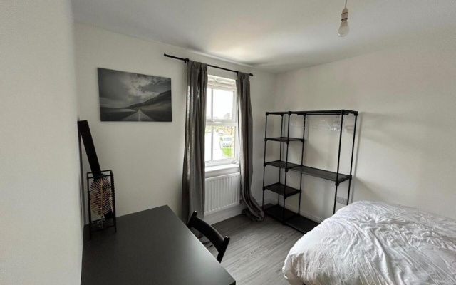 House - Sleeps 8 - Free Parking and Ps5