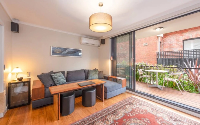 Light 2 Bedroom Apartment in Elwood With Balcony