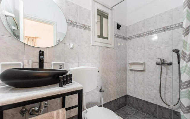 Studios Vrettos Beachfront Hotel