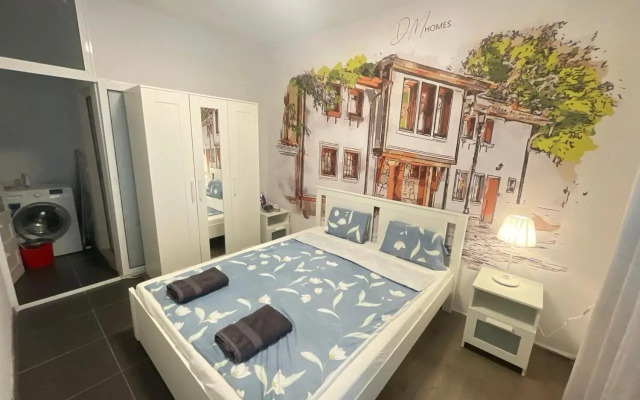 Top Center 2-BR Apartment with lovely Outdoor Area