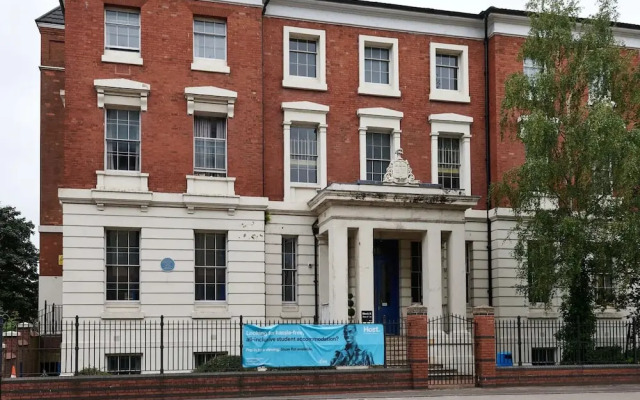 Queen's Hospital Close
