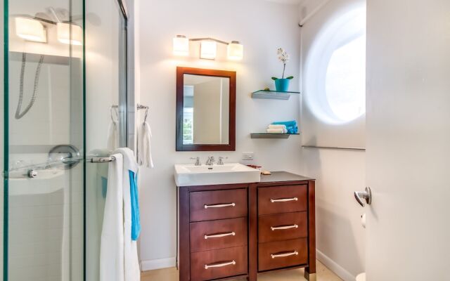 Astonishing Bayshore Villa with Pool