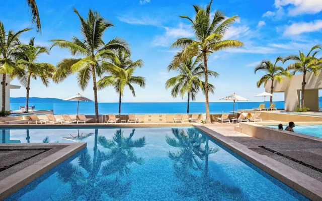 Oceanfront 1BR with Balcony & Pool