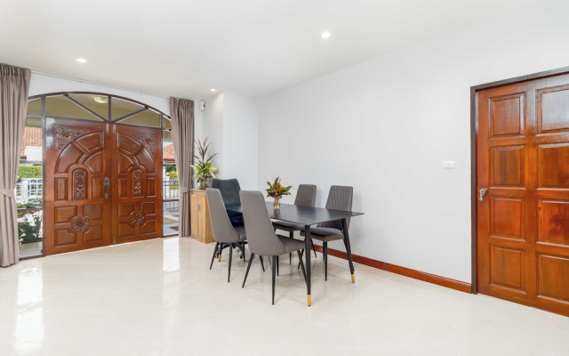Poolside 3BR for Relaxed Stays V278