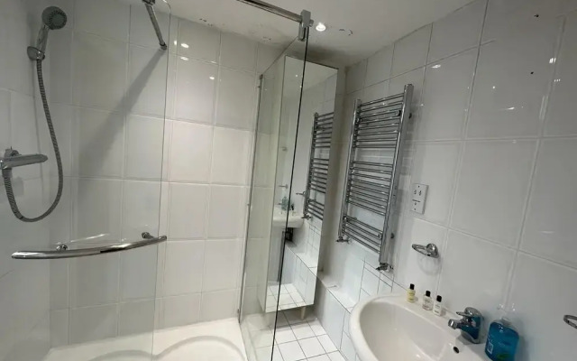 Gorgeous 4 Bedrooms, 5-baths House Central London