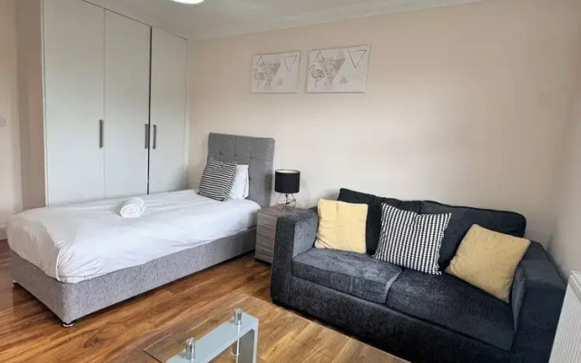 Heathrow Stay 5 Mins to the Terminals