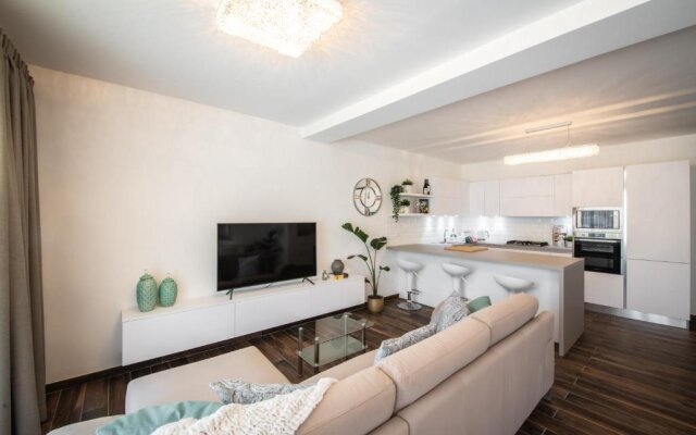 Electra Residence - Luxury Central Beachview Apartment