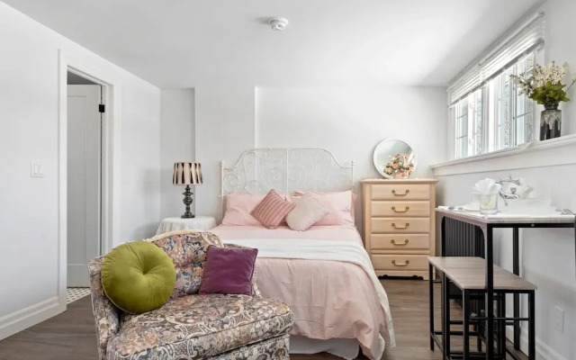 Private Studio Apartment in Burlington - U5