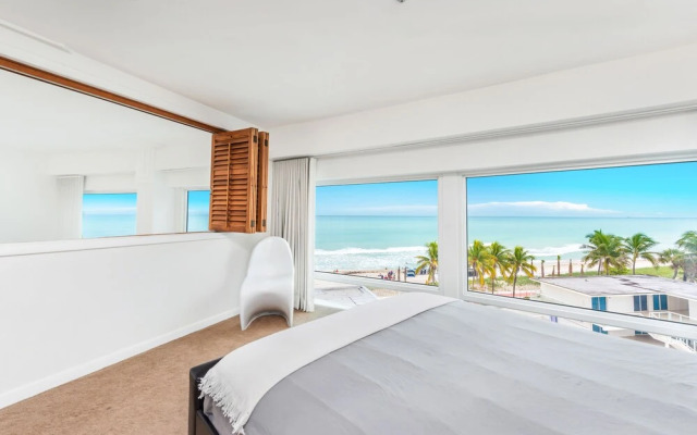 Private Residence at Castle Beach by LRMB