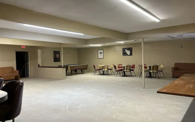 Driftwood Inn and Lodge by the lake