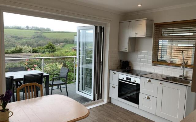 15 Churchfields - Bungalow with Estuary Views and Parking