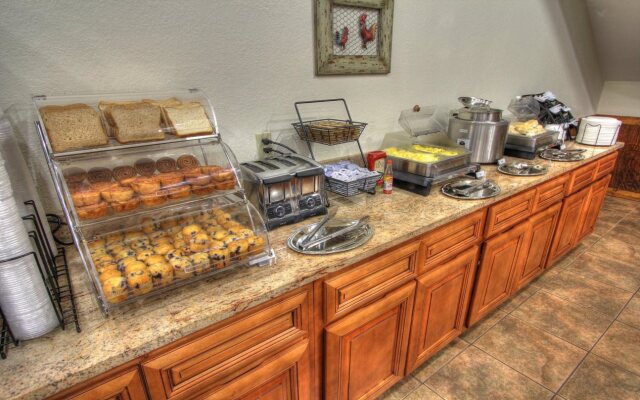 Crossroads Inn & Suites