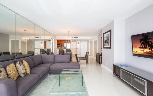 Sea-view Romantic Suite Minutes From the Beach