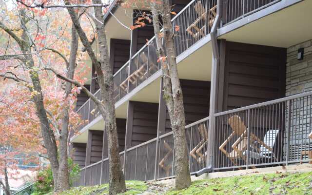 Econo Lodge Inn & Suites On The River