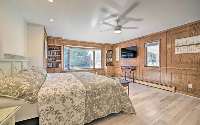 2 Living Areas, Tennis! Waterfront Suttons Bay Gem