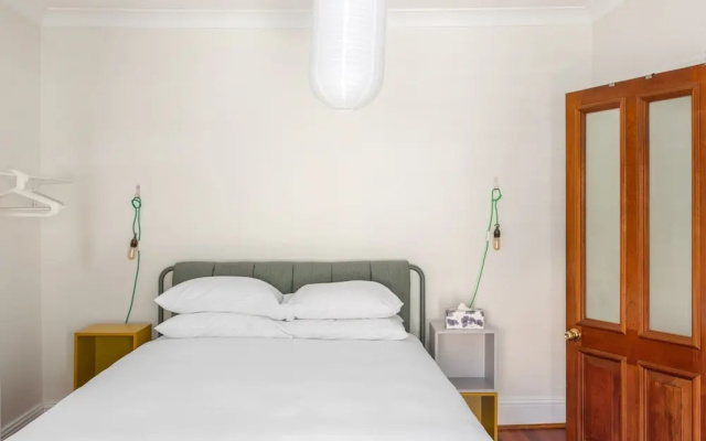 Stylish 2-bed Cottage in Trendy Erskineville – Guest Rooms – Sydney