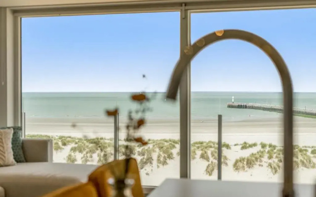 Moderne Studio Met Fantastisch Frontaal Zeezicht