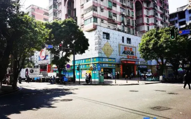 Guangzhou Longjin Hotel (Ximenkou Subway Station, Shangxiajiu Pedestrian Street)