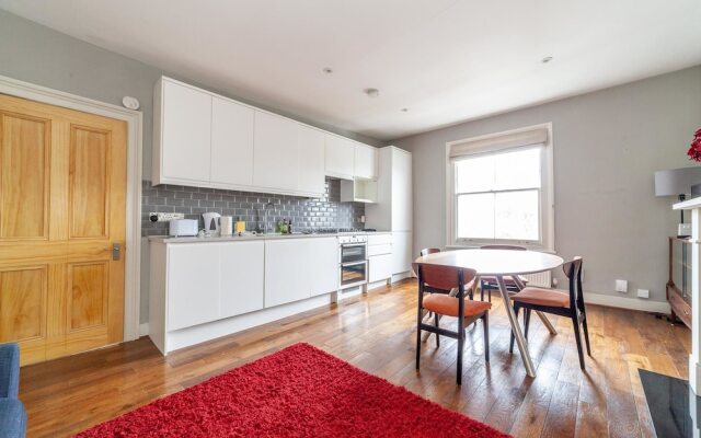 Modern 2-bed Flat in Shepherds Bush - Comfort & Style!