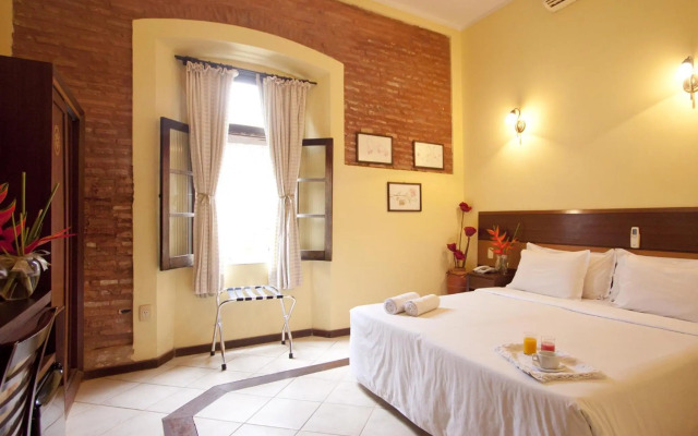 Solar do Carmo Suites & Apartments