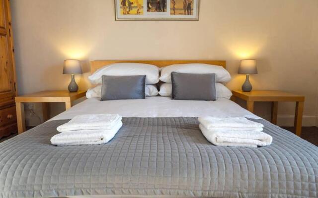 ☆ Bright, 2 Bedroom West End Apartment ☆