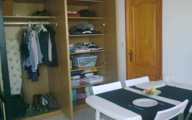 STUDIO CLIMATISE. Proche parking, commerces et mer