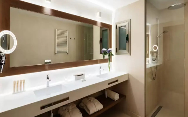 Lamaro Hotel