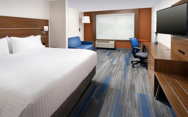 Holiday Inn Express & Suites Altoona, an IHG Hotel