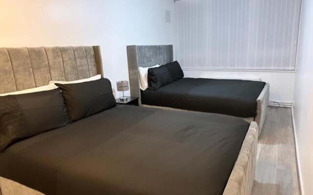 New! Xtra Large 4 Bedroom Up to 14 Guests