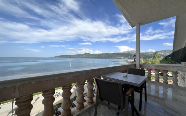 Beyaz Köşk Hotel & Cafe