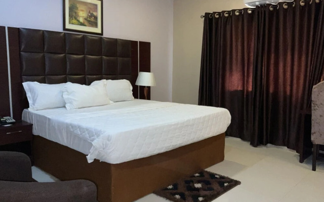 Lis Hotel And Suites