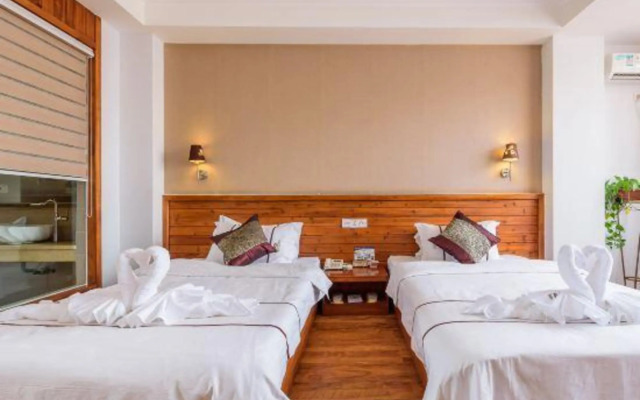 Pu'er Plum Lakeside Hotel