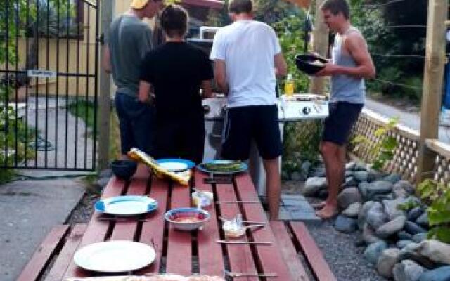 YHA Motueka Laughing Kiwi Backpackers & Self Contained Bach