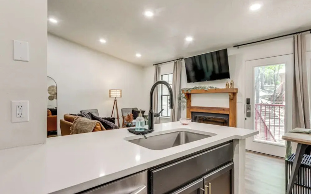 Walk to Table Rock Lake: Updated Cabin w/ Deck!