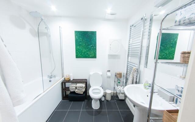 Quiet, Spacious 1BR Hackney Central Flat for 3